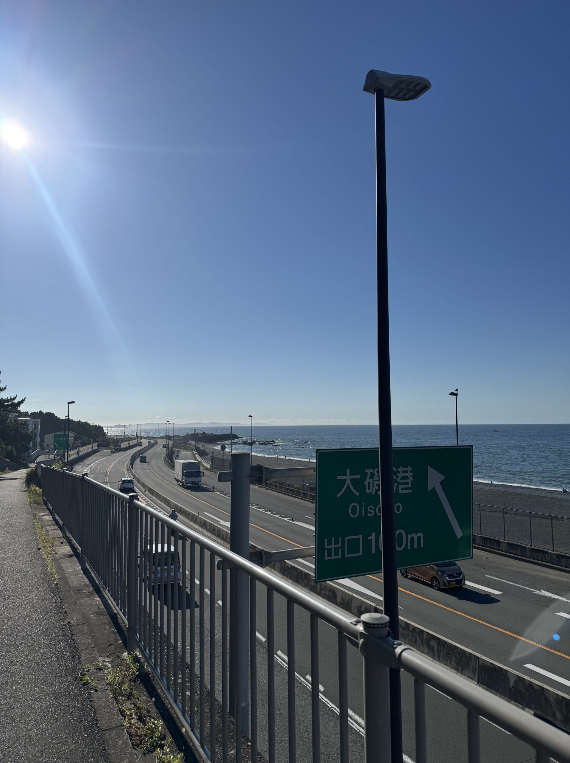 「大磯港の標識と相模湾の海が広がる湘南の風景」