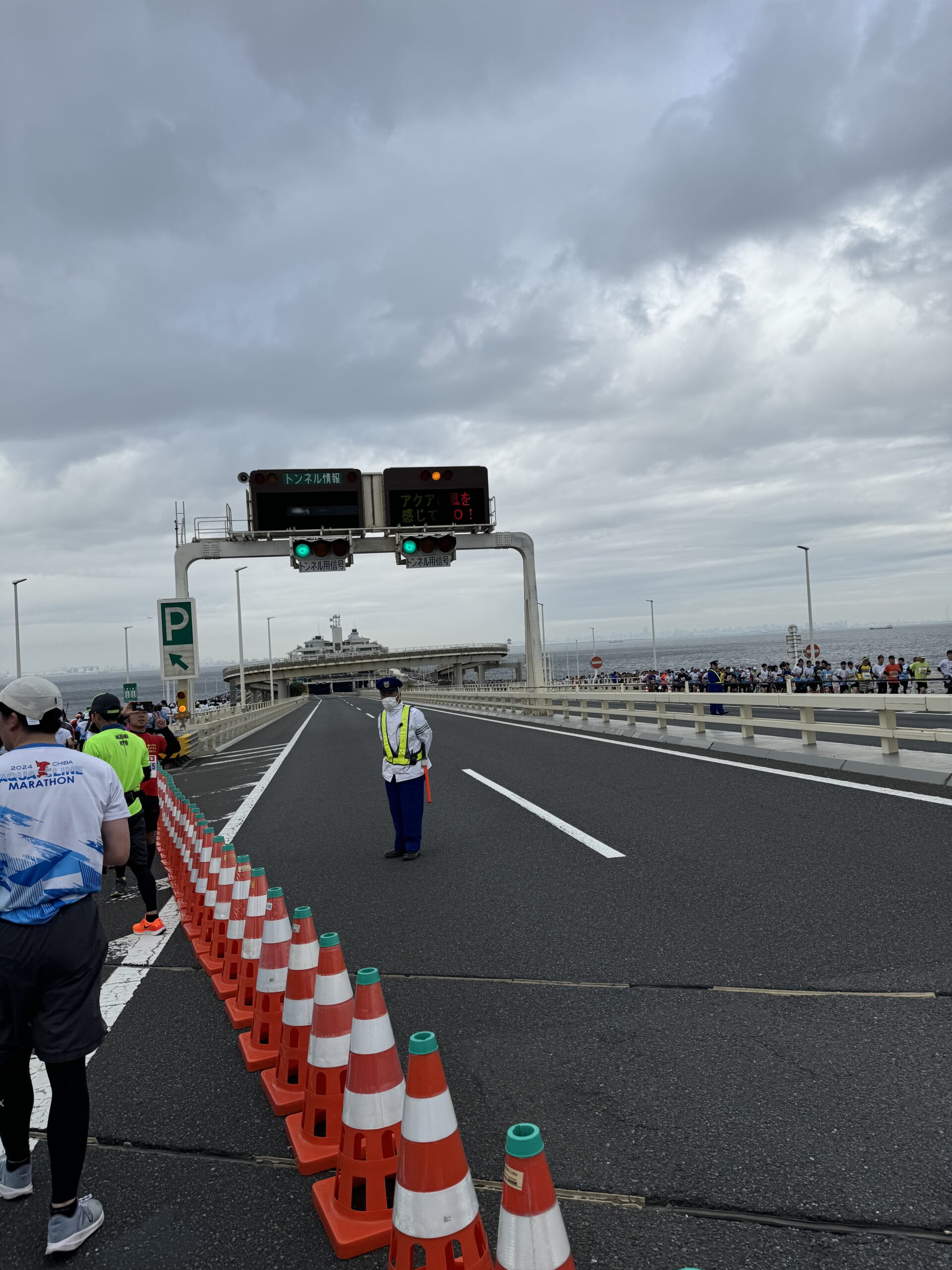 東京湾アクアライン上を走るランナーと海の絶景と遠くに見える海ほたる