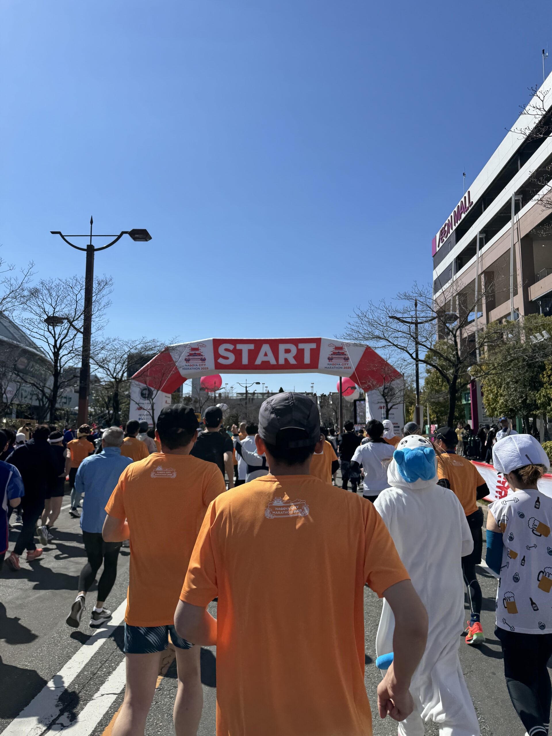 名古屋シティマラソンのスタートに向かって走るランナー達
