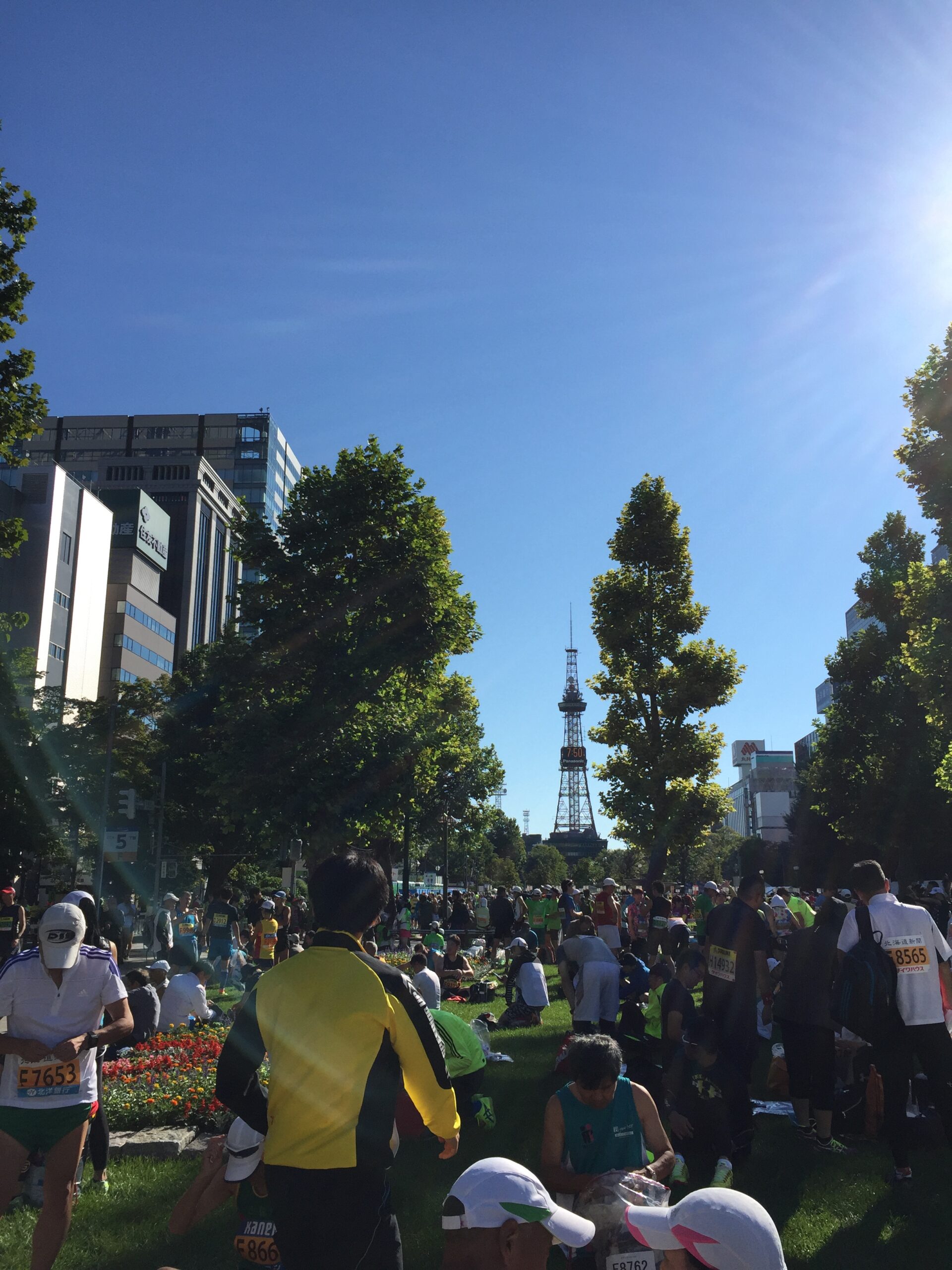 北海道マラソンスタート前に準備をするランナーたち（大通公園・札幌テレビ塔を背景に）
