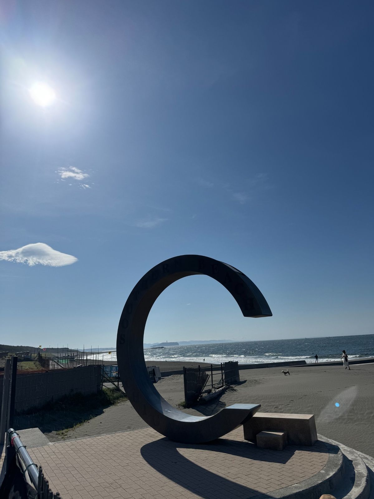 湘南・茅ヶ崎市の象徴であるサザンビーチちがさきの“C”モニュメントと海岸の風景