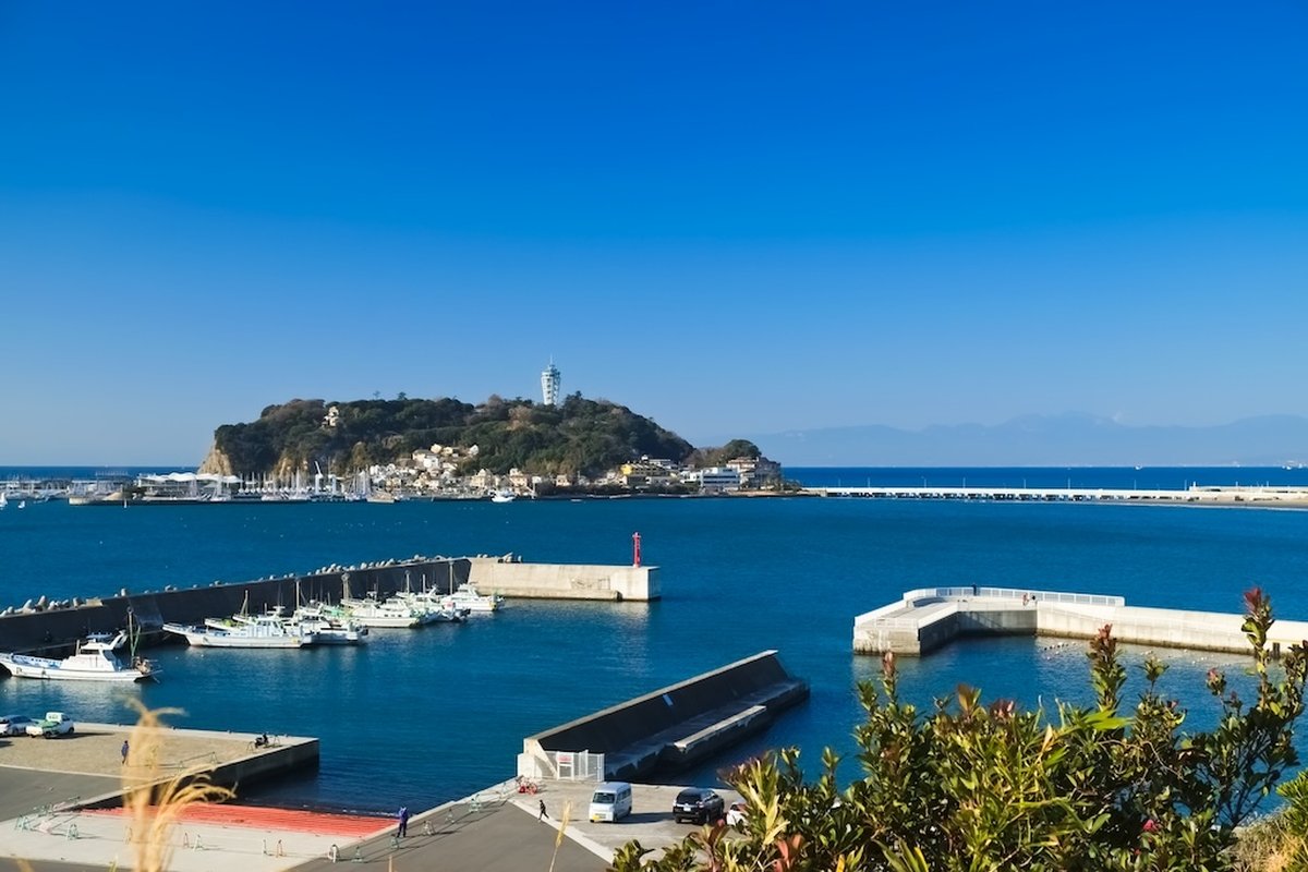 江の島と湘南海岸を象徴的に描いた藤沢市ガイド記事のアイキャッチ。観光と暮らしの魅力を紹介