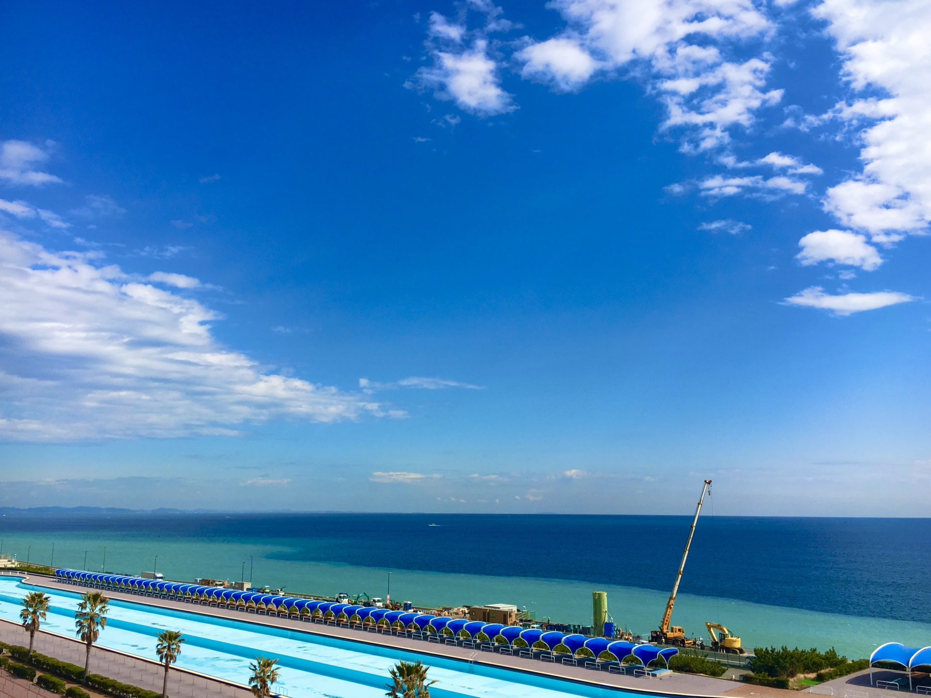 大磯プリンスホテルから見える大磯ロングビーチの青い海と空の景色